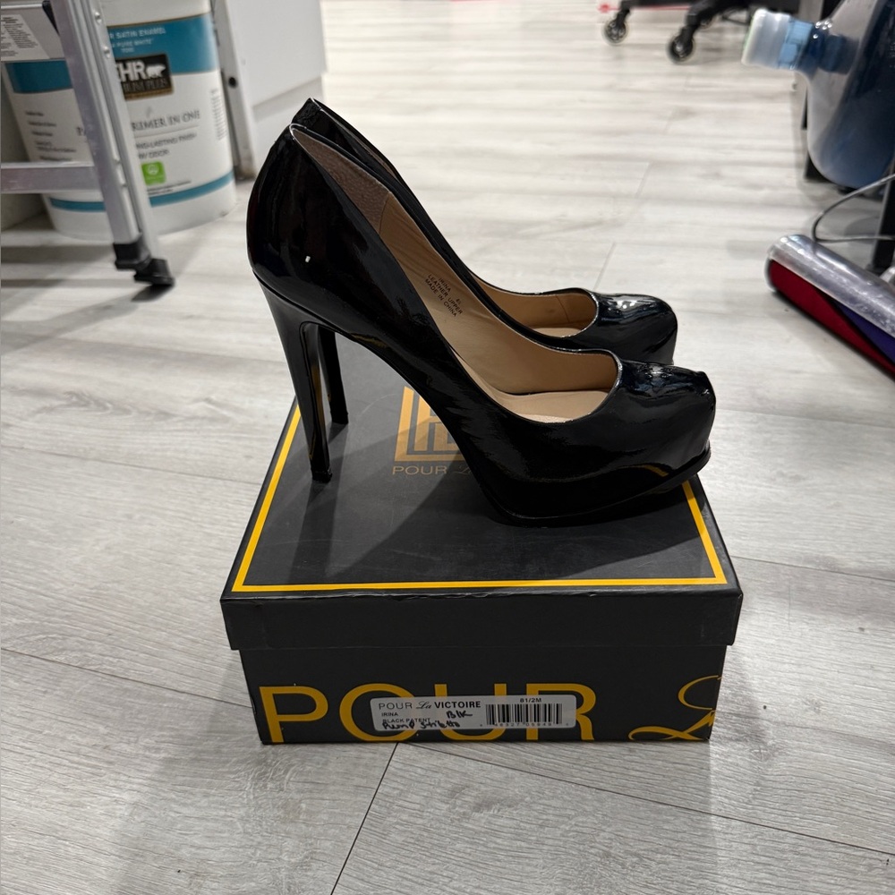 Pour La Victoire Glossy Black Heels